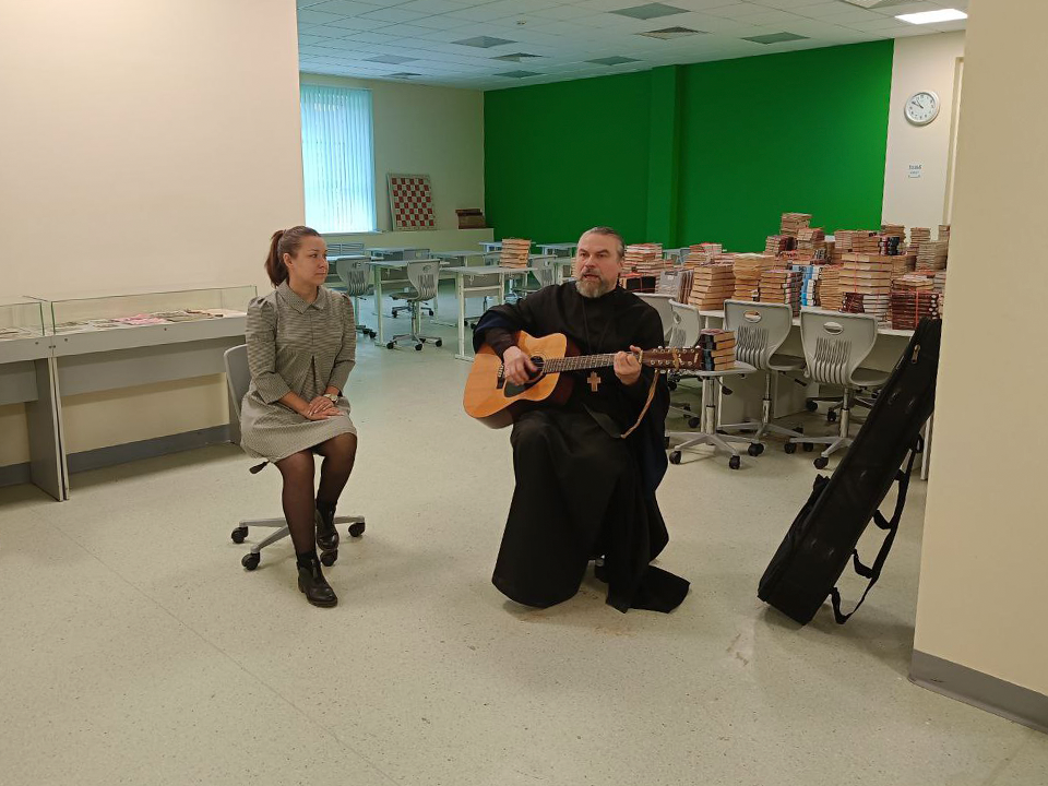 Священник-музыкант пришел в гости к зарайским школьникам