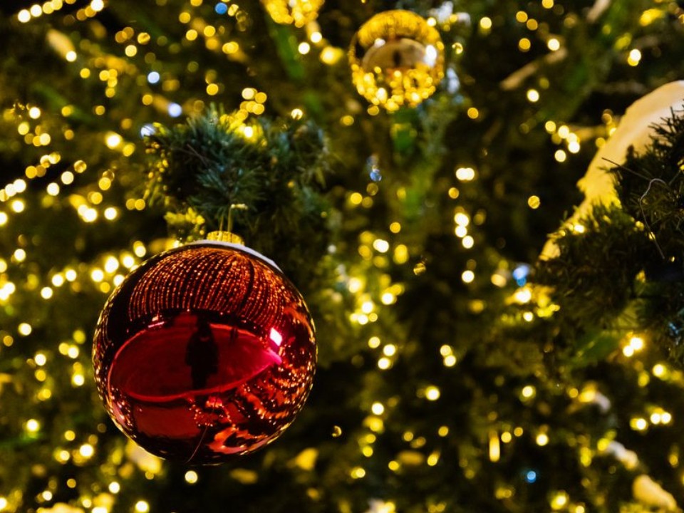 Скромная роскошь елочных игрушек: сколько сегодня стоит украсить елку на Новый год