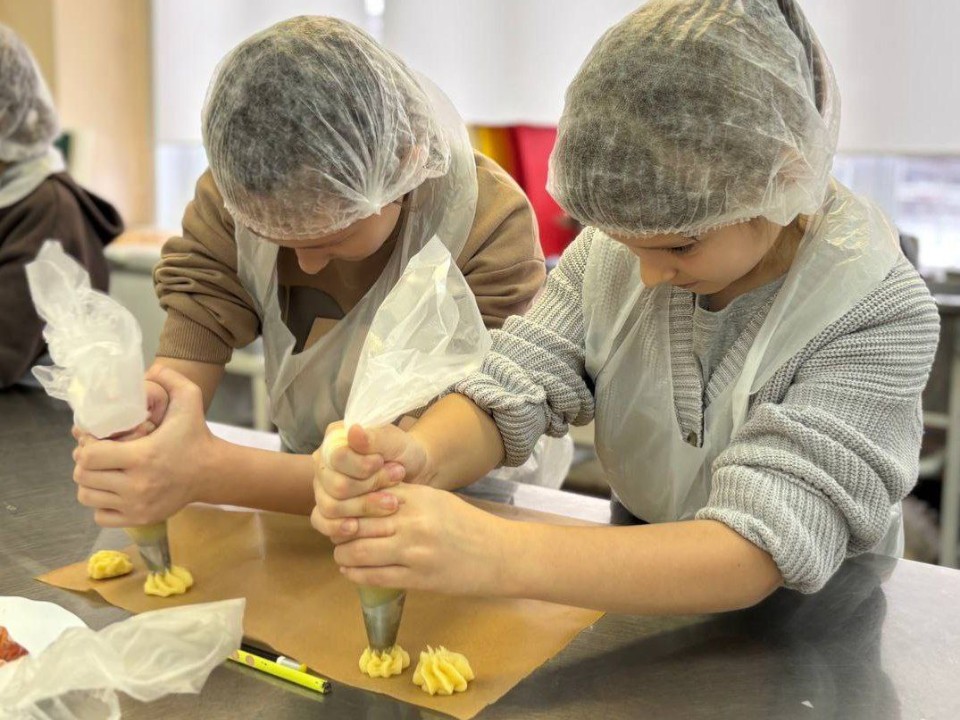 Испекли печенье и сделали сердечки мамам: школьники на каникулах не сидят без дела