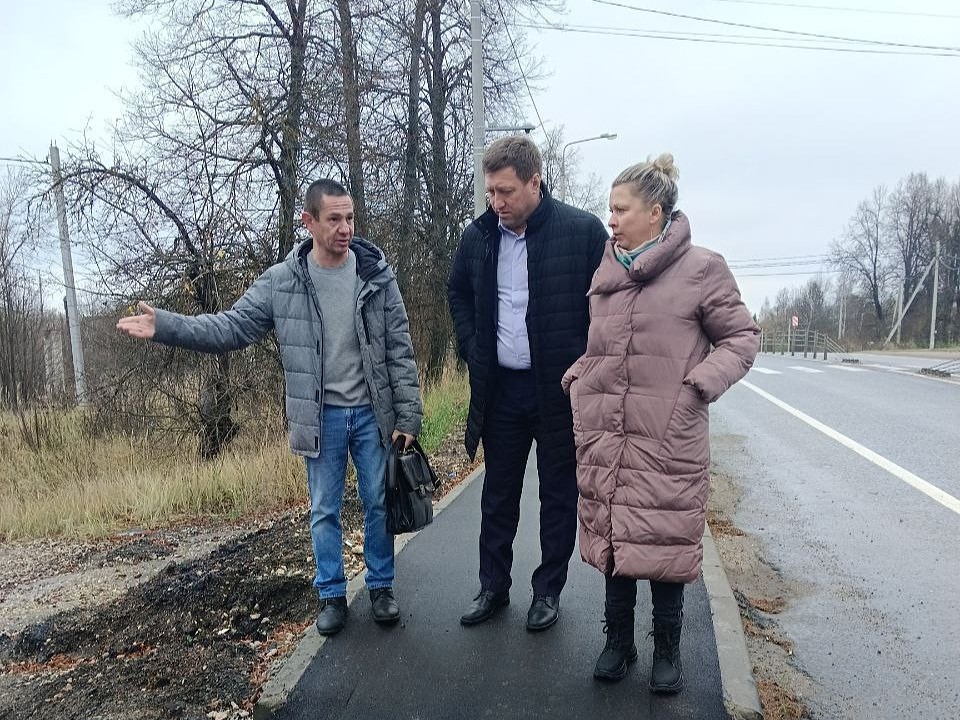 Дорожные рабочие уберут ветки и выкопают дренаж у шоссе в Волосове