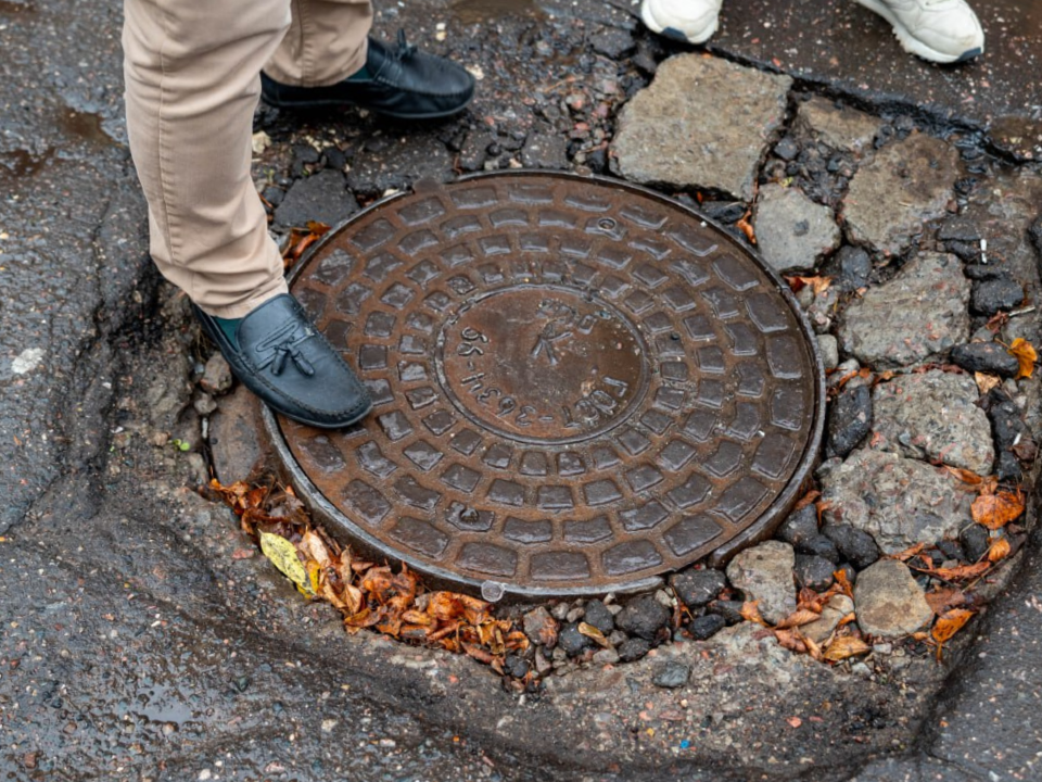 Во Фрязине начальник по благоустройству проверил проблемный колодец на Октябрьской