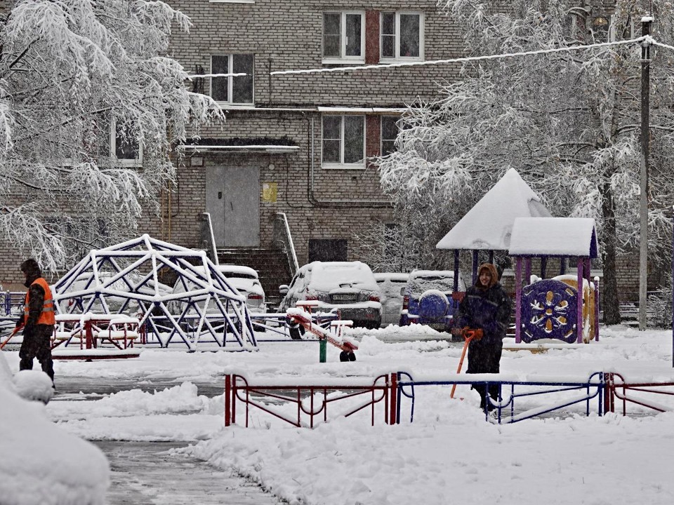 Коммунальные службы вышли на борьбу с первым снегопадом в округе