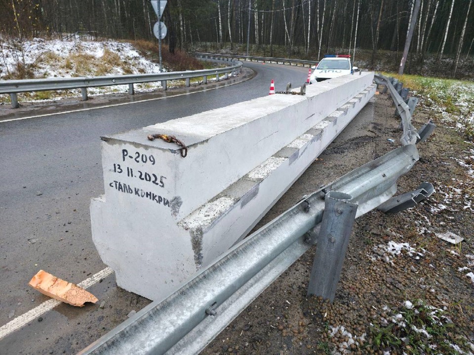 Балка мостового соединения упала с фуры на трассе под Серпуховом