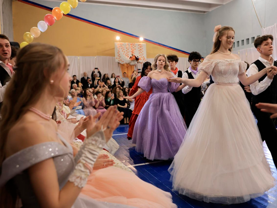 Путешествие в XIX век: осенний бал с историческими танцами прошел в гимназии №5