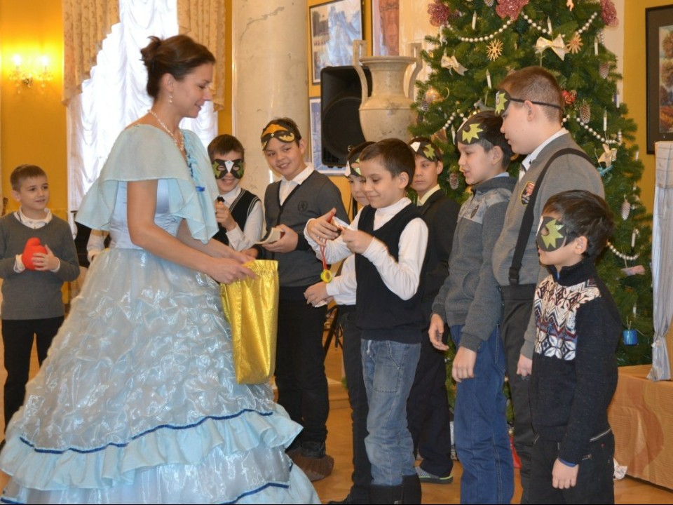 Тайны веера и бальные танцы: музей пригласил на новогодний маскарад