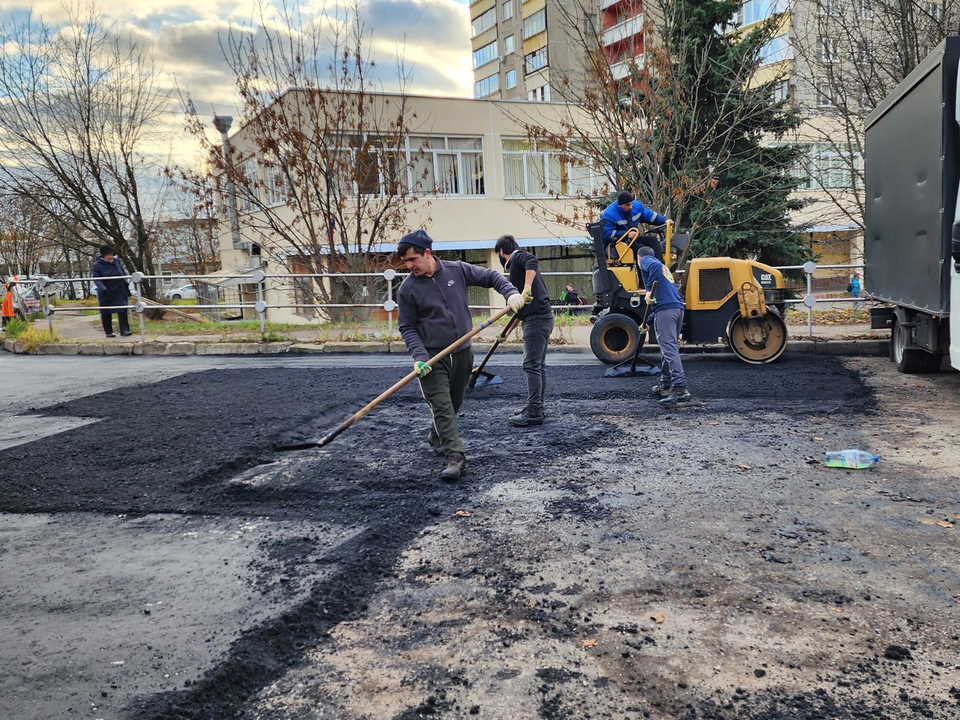На Томилинской улице в Дзержинском дорожники укладывают новый асфальт