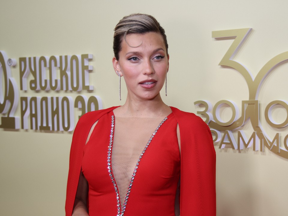 Семейный разлад Тодоренко: сестра отреклась от звезды и начала продавать обнаженку