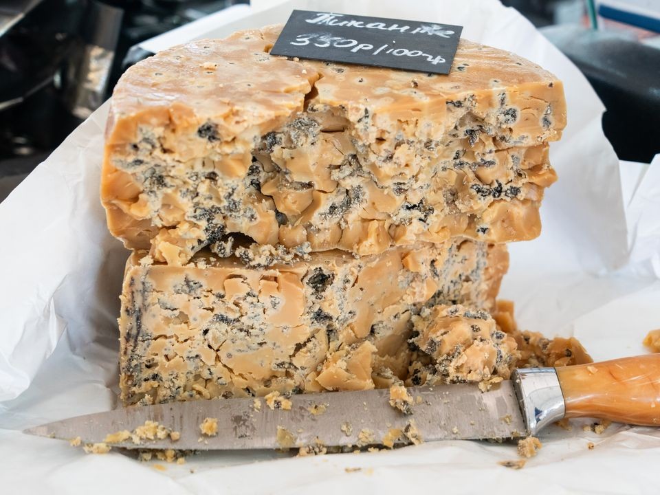 Тонкая грань между деликатесом и опасностью для здоровья: дан точный ответ, можно ли есть продукты с плесенью