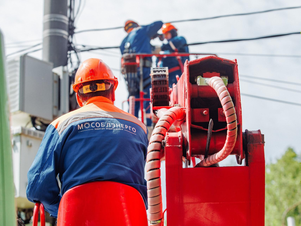 Подмосковные электросети прокачивают в рекордном темпе: какие участки линий уже обновили и кому это обеспечит более спокойную зиму без скачков света