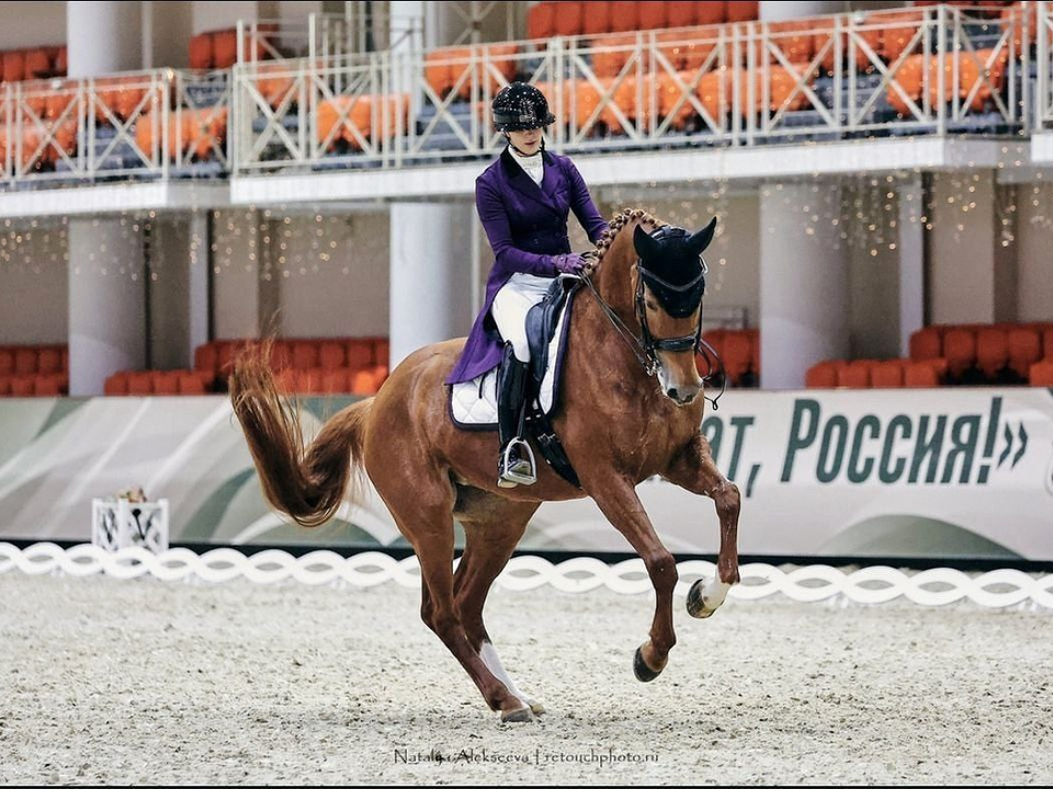 Золото и бронзу взяли наездницы из Котельников на международных соревнований в КСК «Виват, Россия!»