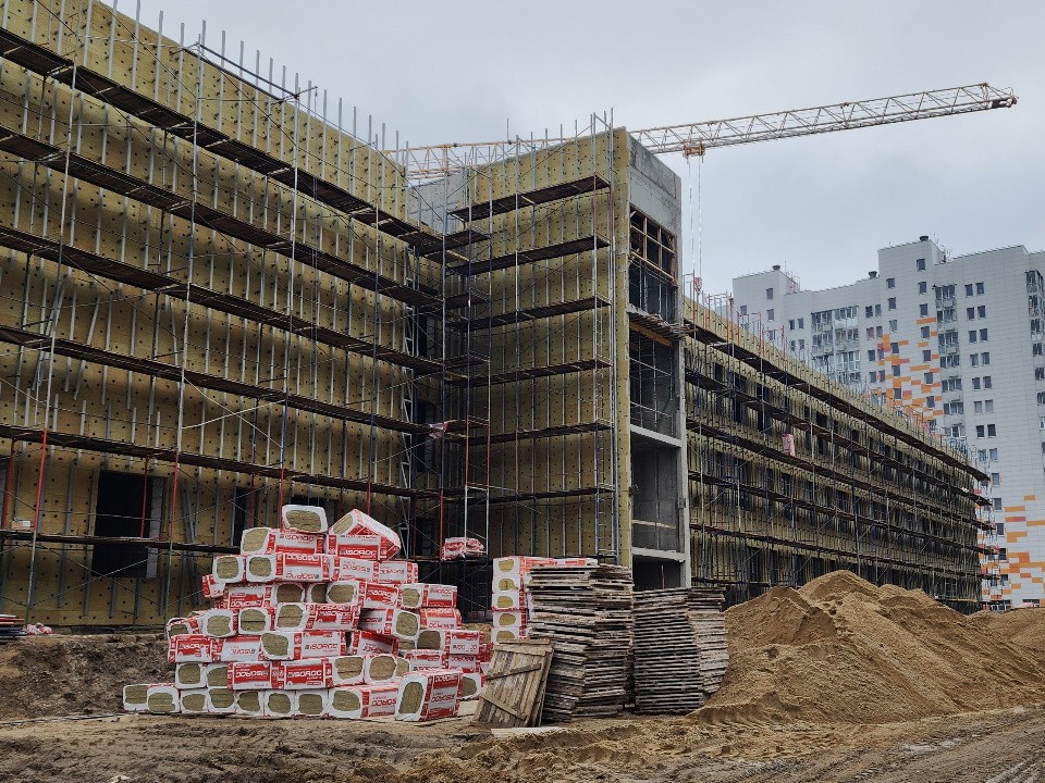 Строители устанавливают окна и фасадную плитку в новой школе в Лосино-Петровском