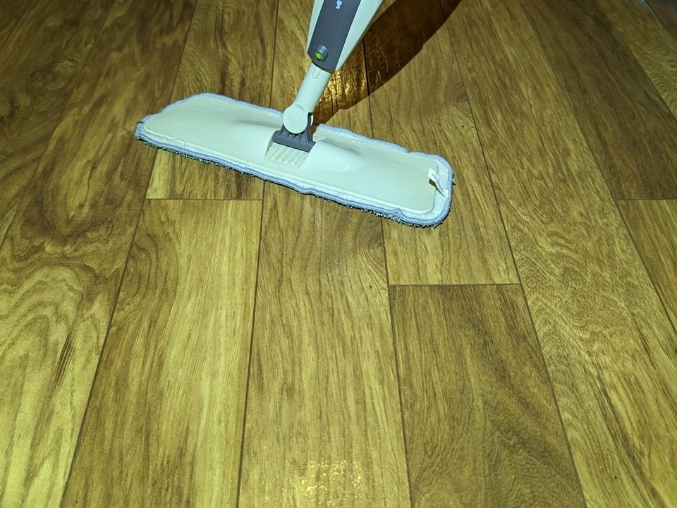 «Муж на час» рекомендует: почему холодная вода при мойке полов может испортить дорогостоящий ремонт