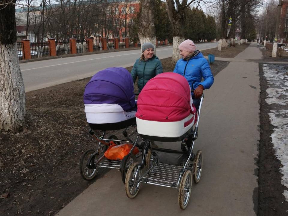 Коляска в подарок: наборы для новорожденных захотели дополнить
