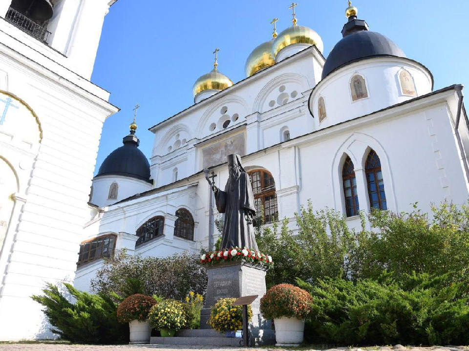 Подростки взрывали петарды на фоне Успенского кафедрального собора в Дмитрове