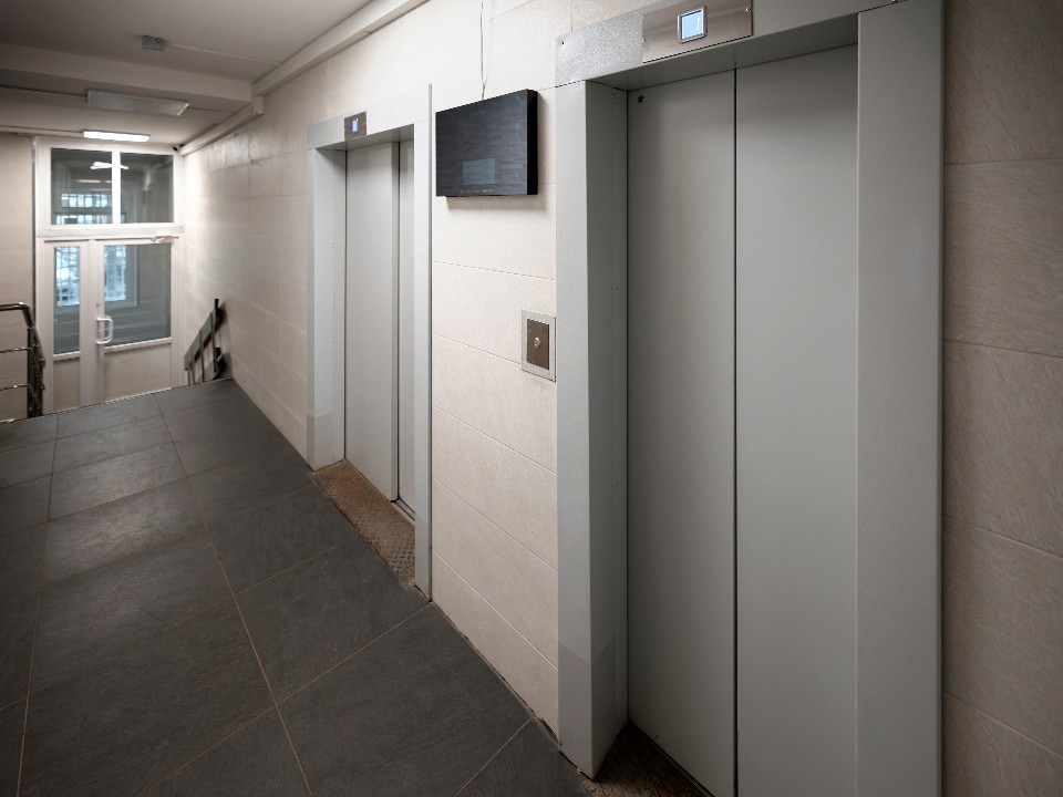 «Можно пожаловаться»: как законно бороться с вещами соседей в подъезде