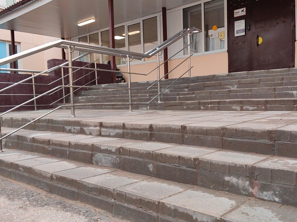 Во взрослой поликлинике Щелкова обновили входную группу: как это поможет маломобильным людям