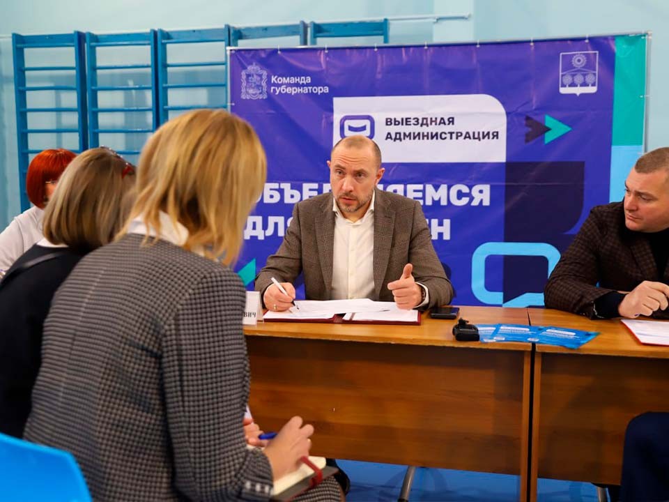 От состояния дворов до расписания автобусов: в Смирновке жители и власти обсудили насущные вопросы