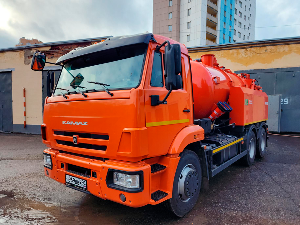 Более 50 коммунальщиков Подмосковья освоили новую технику в Химках