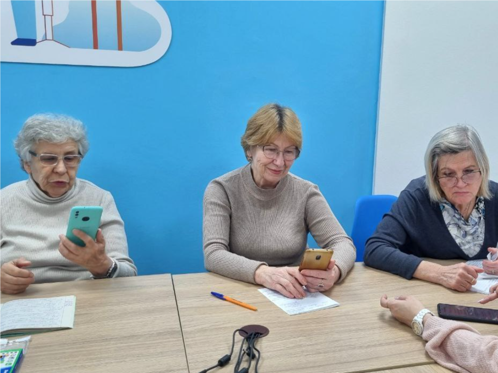 Смартфон в деле: пенсионеров научили «чинить» Красногорск через «Добродел»