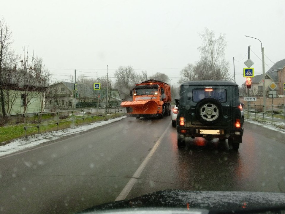 В Егорьевске 15 ноября дорожные службы обрабатывают дороги от наледи