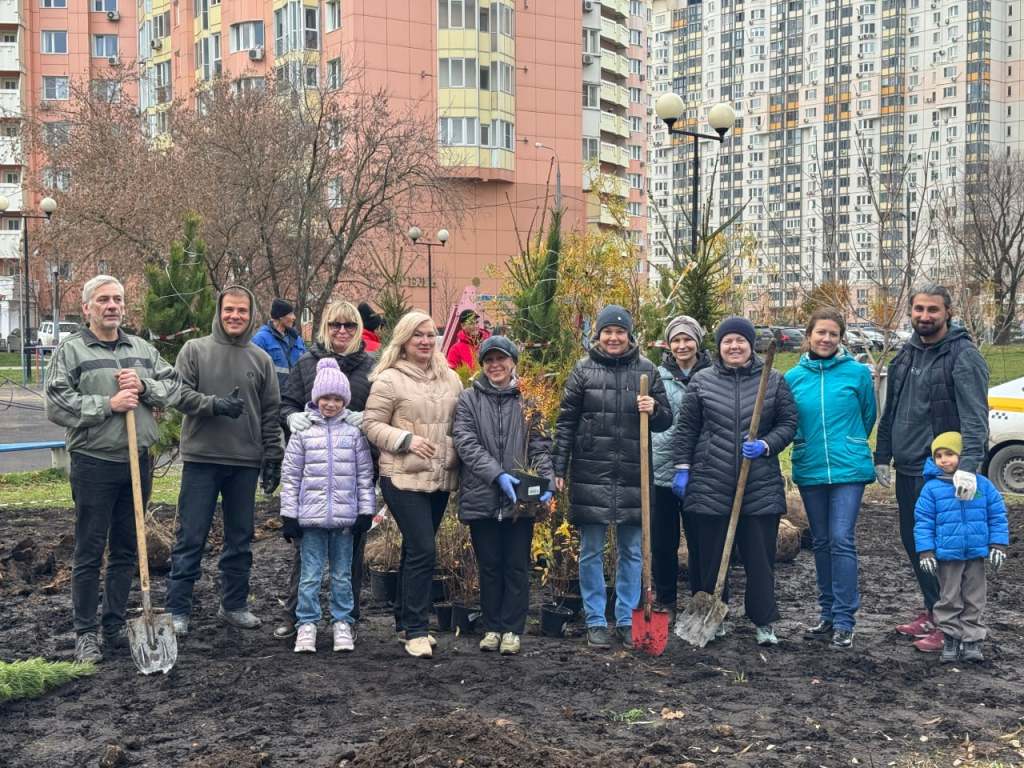 Жители и власти высадили 50 хвойных деревьев на Красногорском бульваре