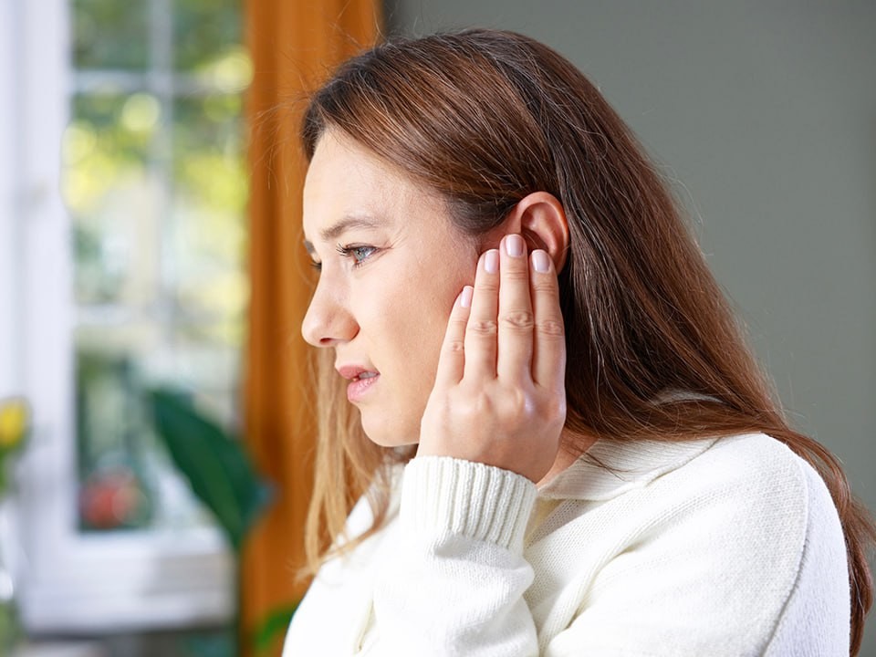 «В уши будто воткнули ножи»: москвичи описали симптомы нового вируса