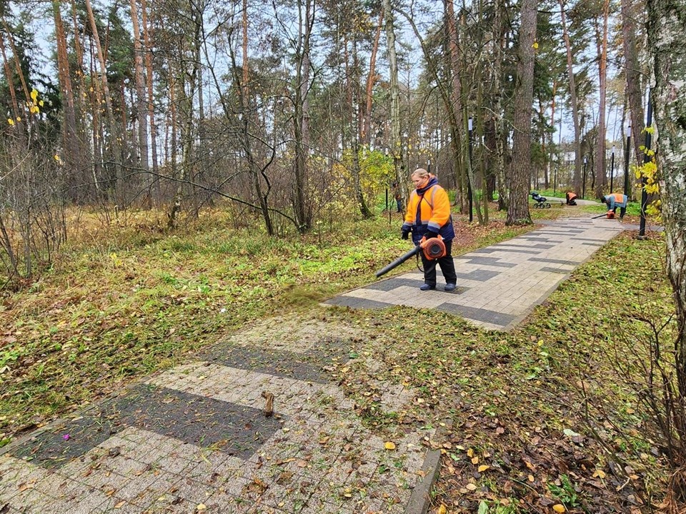 Рабочие приводят в порядок парковую зону за ТЦ «Слава» в Протвино