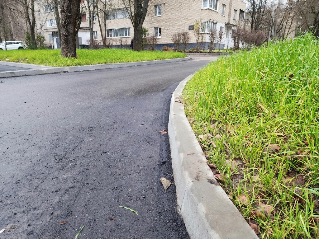 У домов №15 и 16 на улице Драгунского обновили асфальт