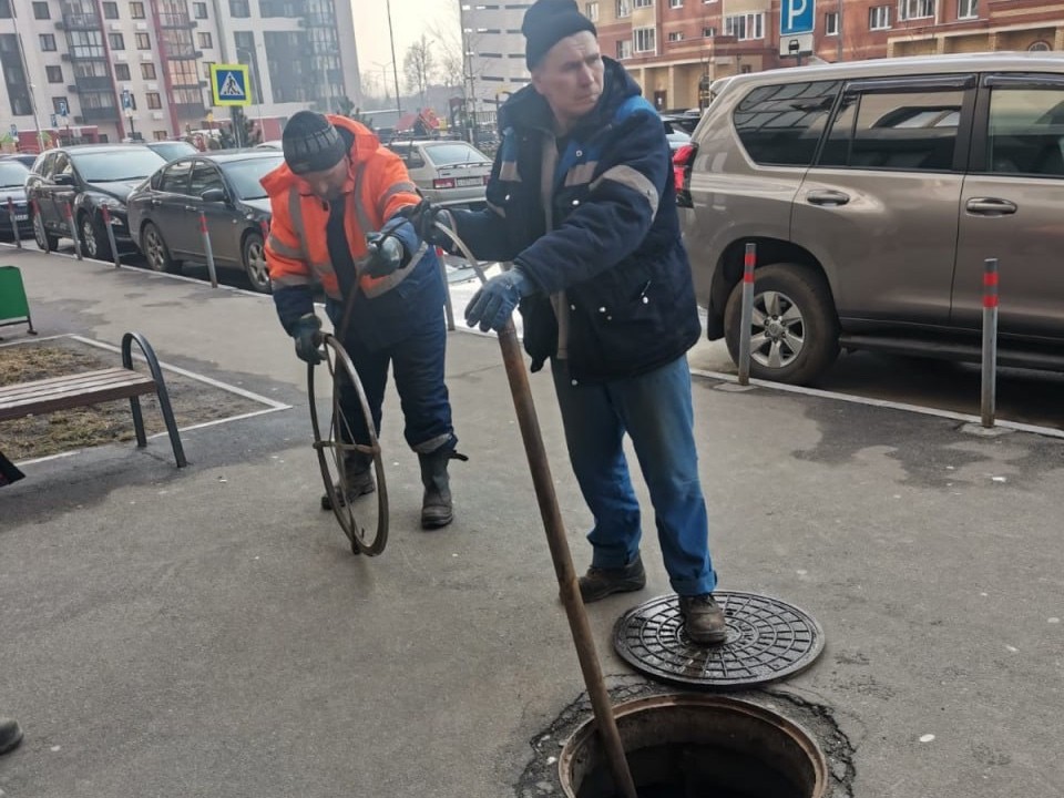 Стало известно, сколько засоров устранили за неделю работники водоканала
