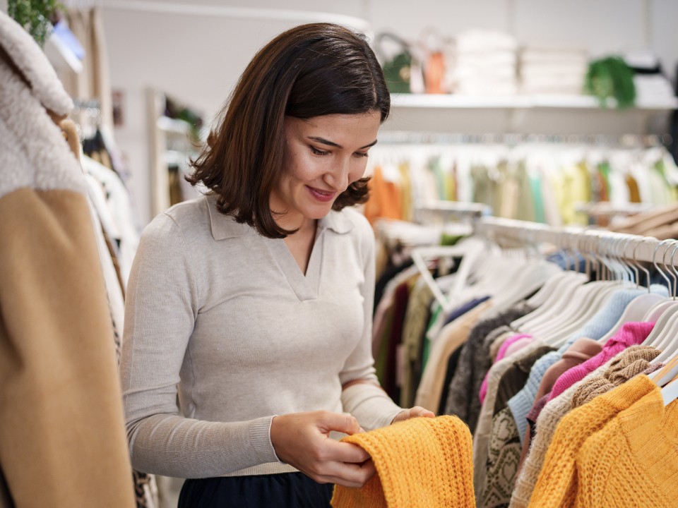 Как в секонд-хендах найти эксклюзивные вещи: советы стилиста