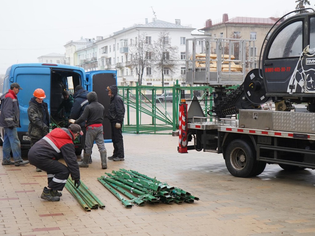 Двадцать метров праздника: в центре Ступина начали собирать главную елку