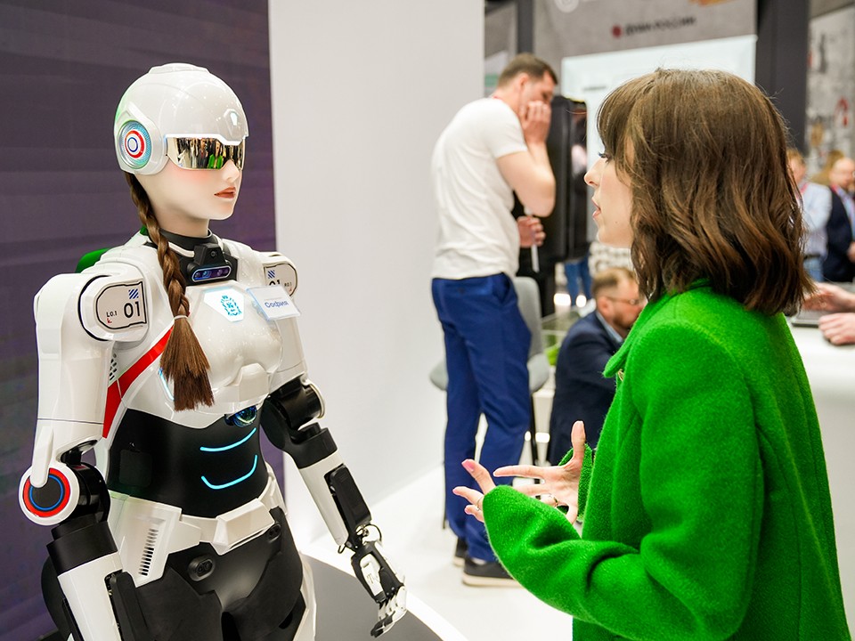 Роботы помогают вызывать врача, учить детей, следить за работой транспорта и порядком в Подмосковье