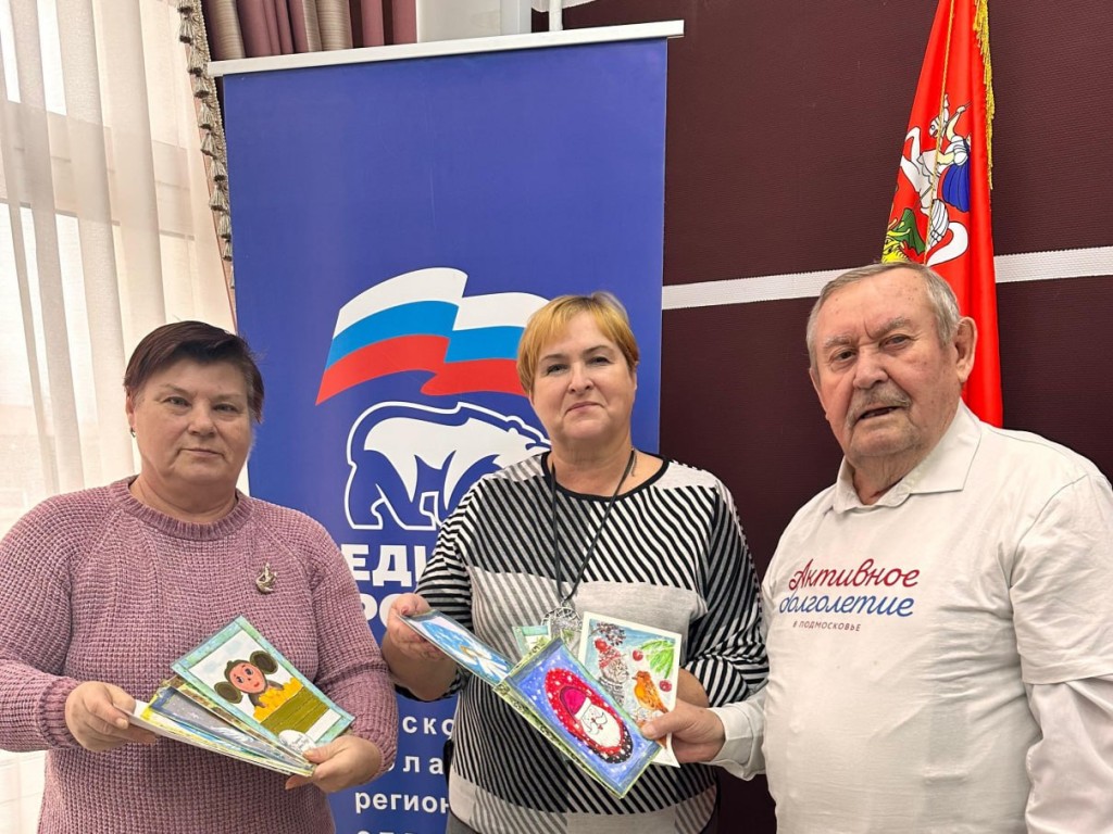 Ружане создали новогодние открытки для бойцов СВО