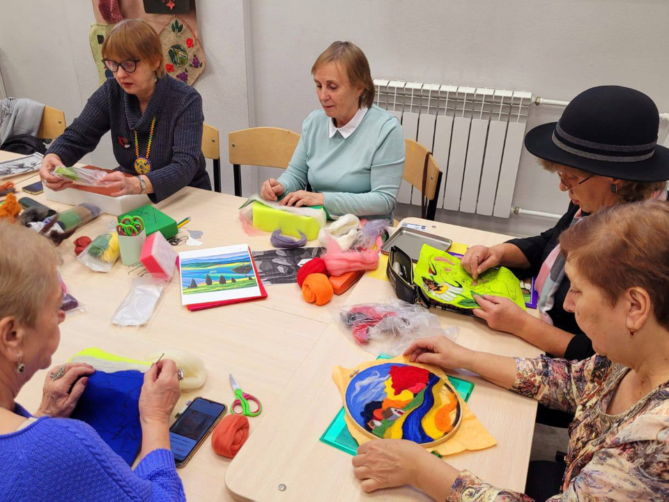 Картину из шерсти в технике сухого валяния учат делать пенсионеров из Котельников