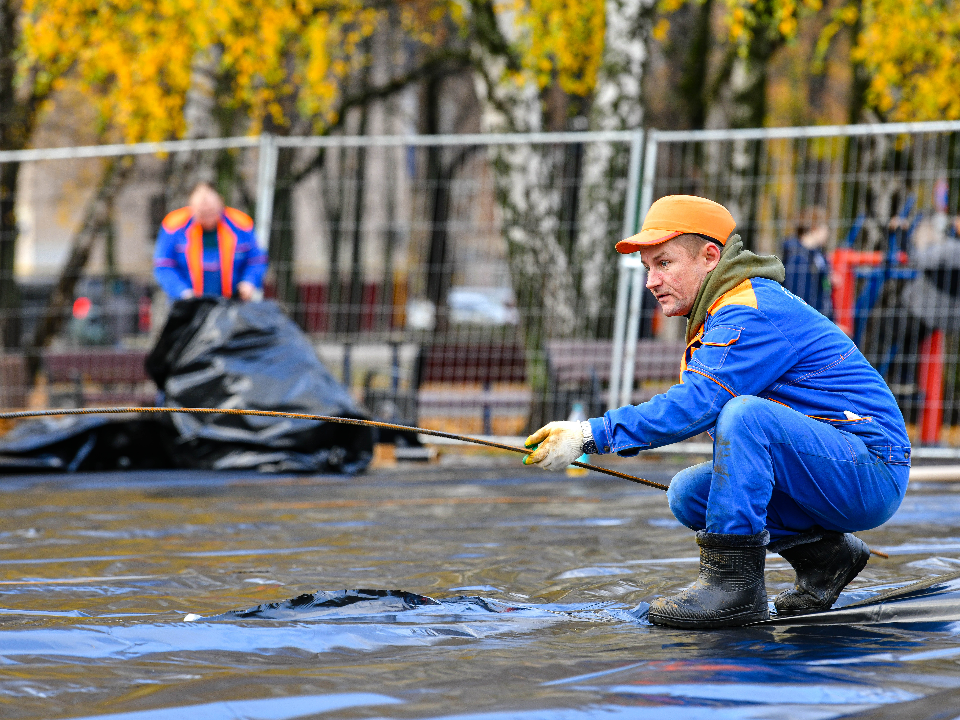 Специалисты приступили к монтажу основания Театрального катка в Химках