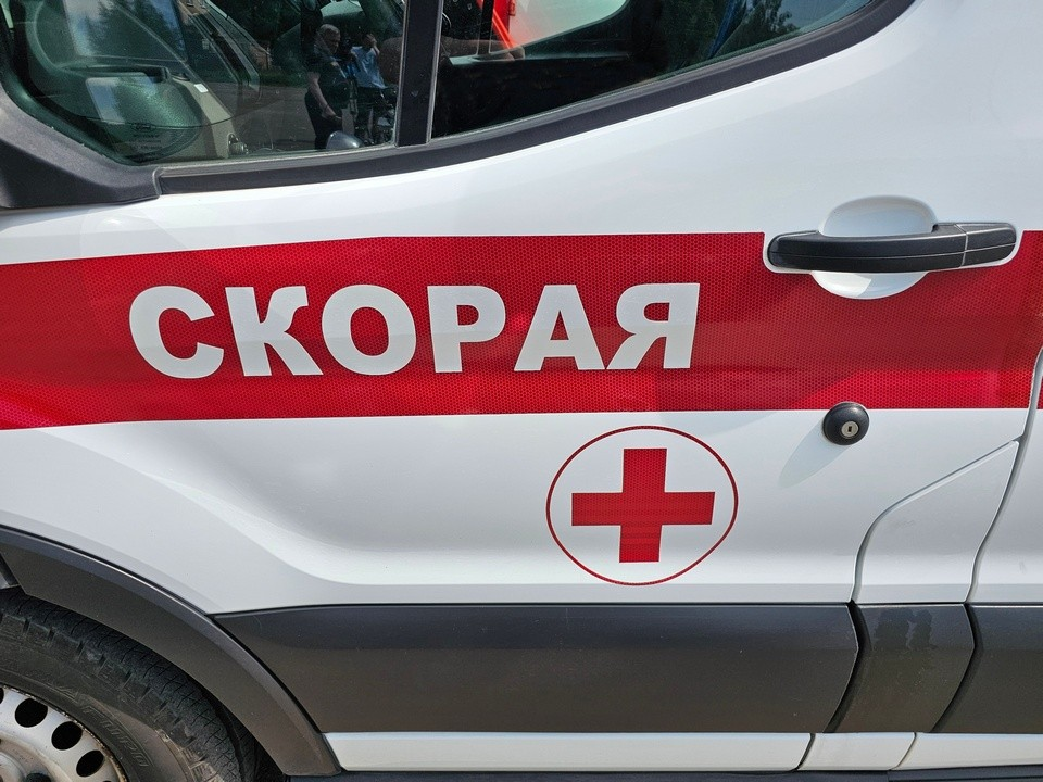 Врачи оказывают помощь пешеходу, которого под Луховицами сбила машина