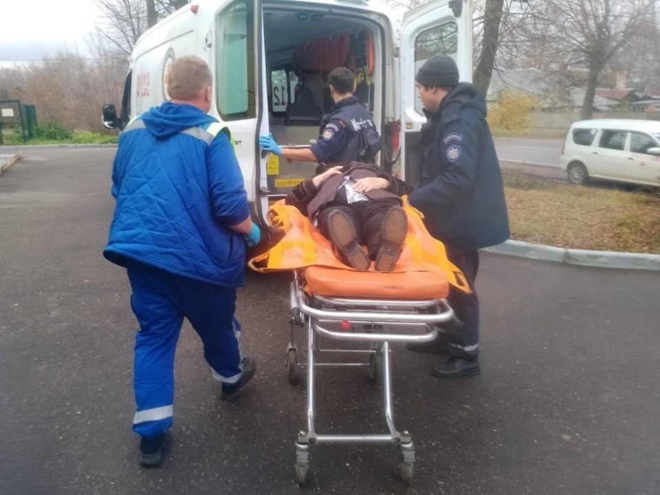 Спасатели помогли медикам транспортировать больную пенсионерку в Талдоме