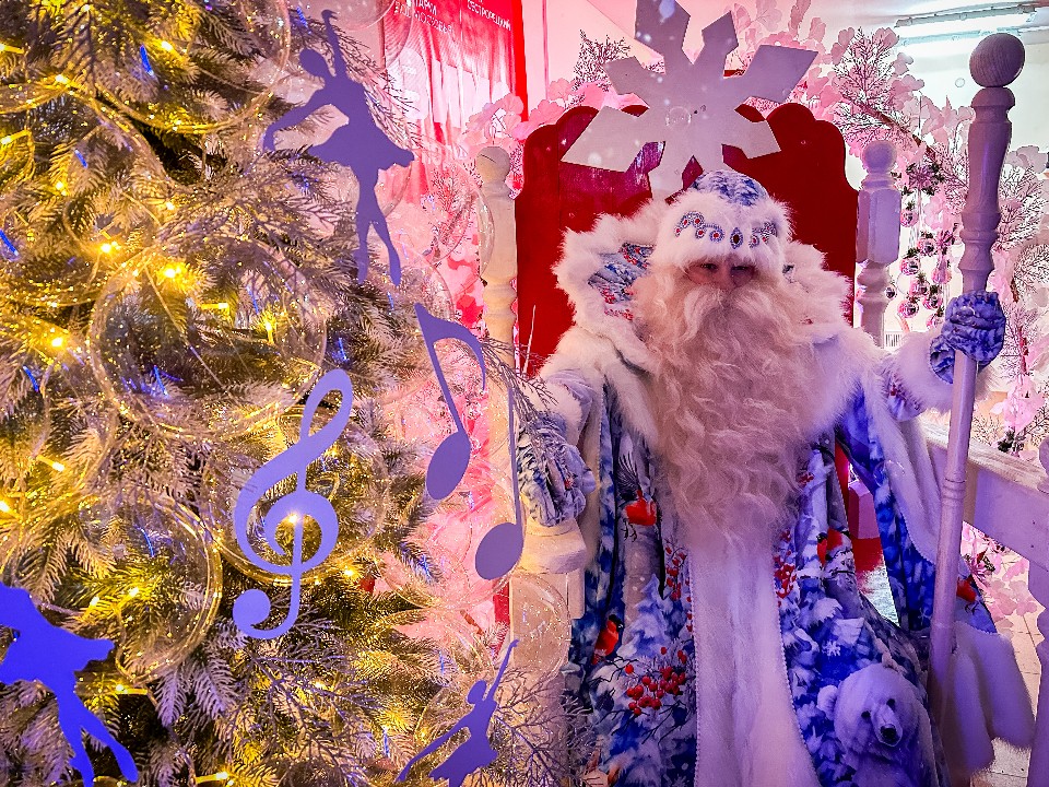 Дед Мороз и Снегурочка пригласили гостей на открытие зимнего сезона в Березовом парке