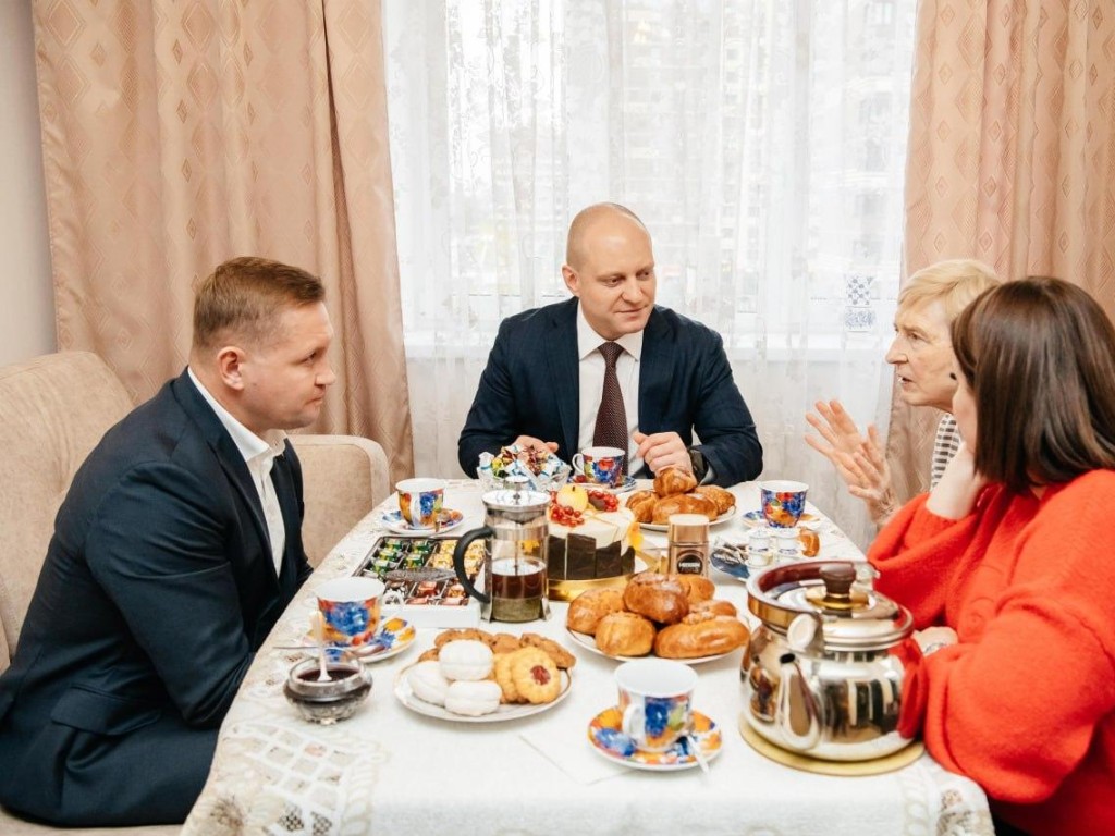 Глава Городского округа Пушкинский поздравил местную жительницу с новосельем по госпрограмме