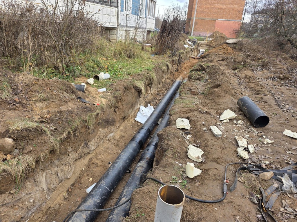 Эти трубы прослужат десятилетия: в Запрудне на Пролетарском переулке теплосеть монтируют по надежной технологии