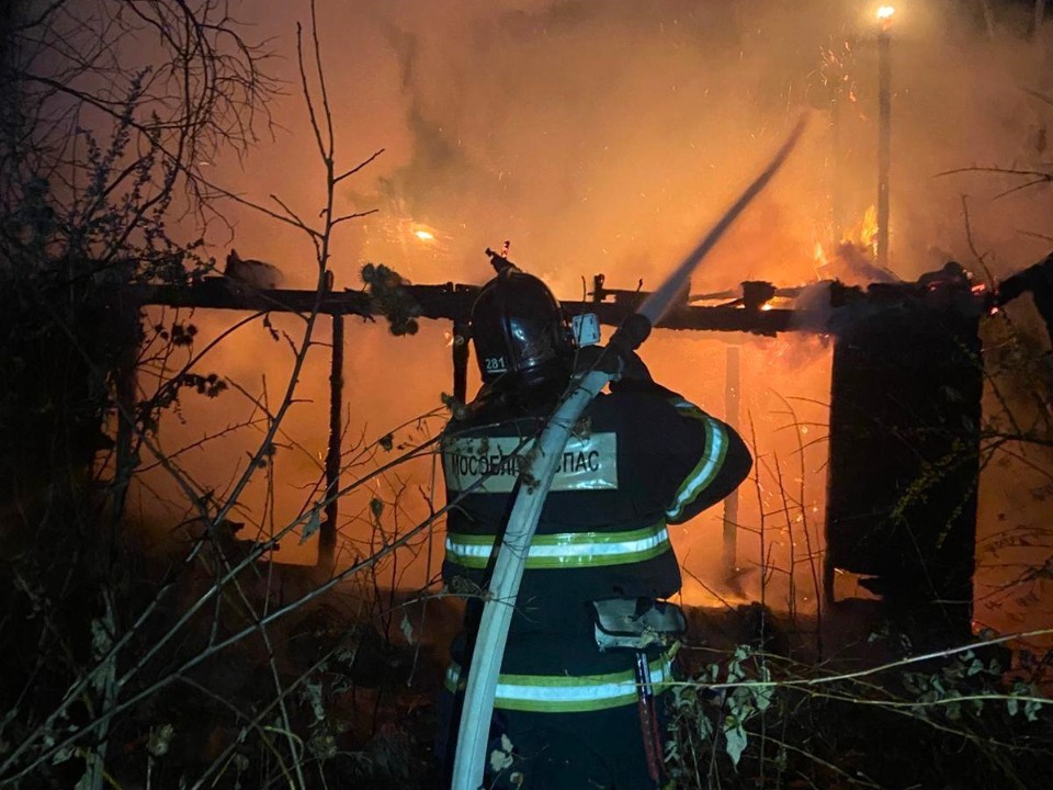 Пожарные ликвидировали возгорание в заброшенном здании в поселке Жилево