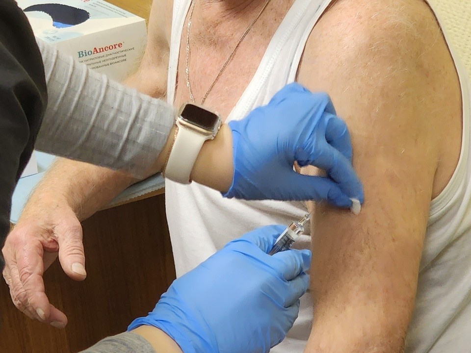 В мобильном пункте вакцинации «Долголетие» примут жителей 14 и 28 ноября