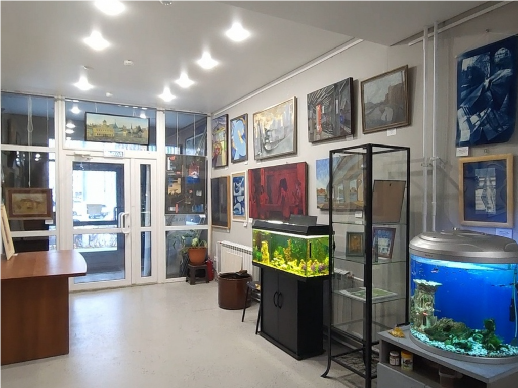 Настоящая картинная галерея открылась в подъезде жилого дома на улице Коминтерна