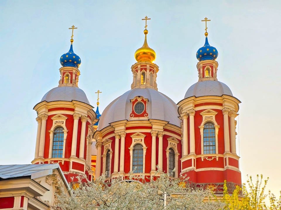 Женщина — домашняя фея и не должна работать: православным объяснили верные роли в семье