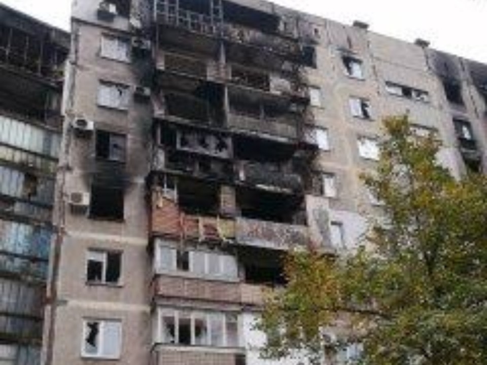 Возвращение к жизни: в пострадавшем от обстрелов мариупольском доме скоро вновь зажжется свет