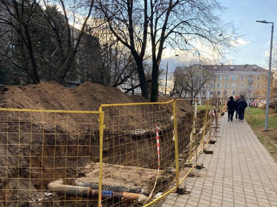 Пешеходную зону у ДК «Октябрь» отгородили от глубокой траншеи