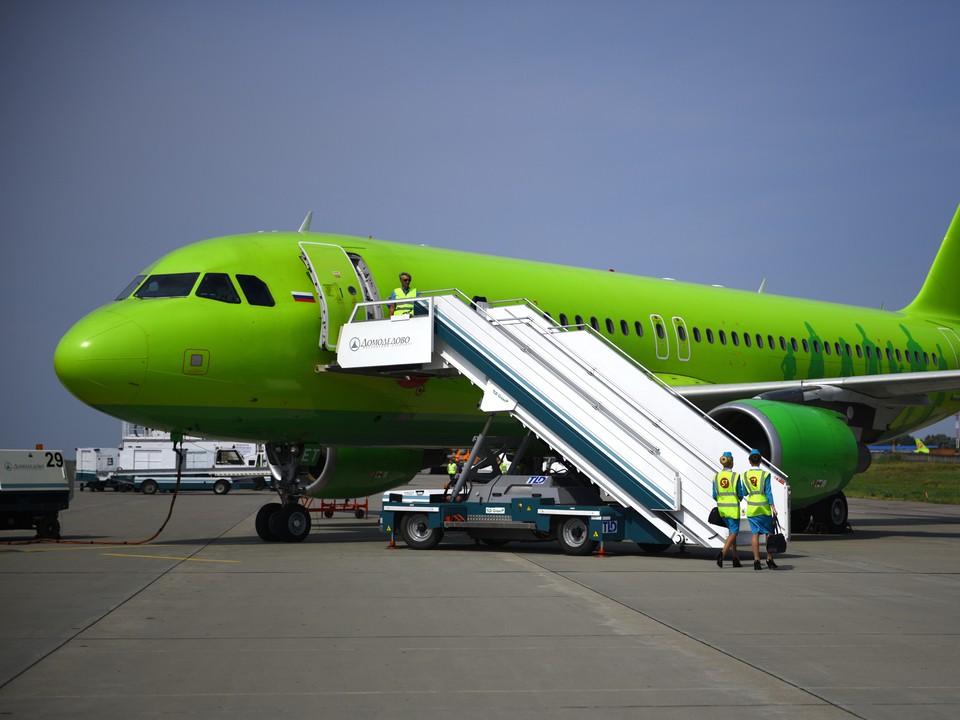 Российскую авиакомпанию наказали за овербукинг и разделение семьи в самолете