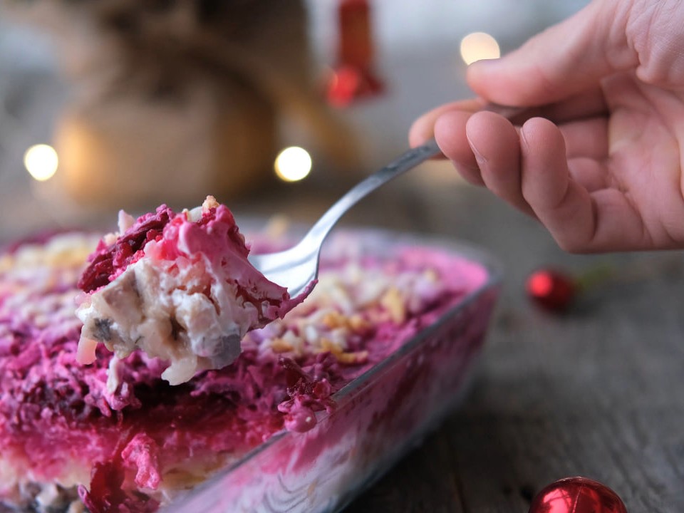 Русская «Сельдь под шубой» или итальянская фриттата? Попробуй и оцени лучшие блюда новогоднего стола 2026!