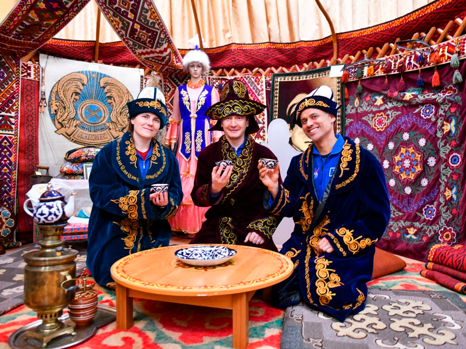 На Байконуре прошли торжественные церемонии перед стартом МКС-74