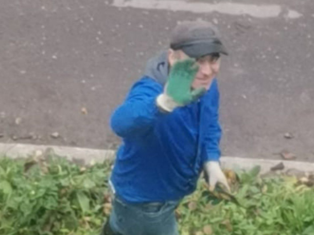 «Тут везде детки и старички, им отдых нужен»: дворник из Наро-Фоминска стал любимцем всего района